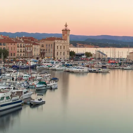 Appart’city Confort – Côté Port Aparthotel 3*
